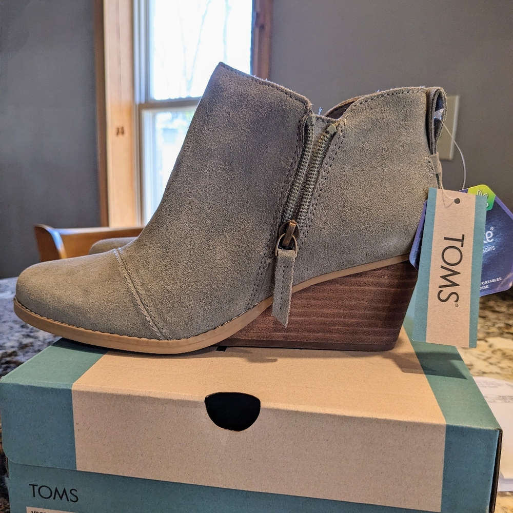 Toms Goldie Vetiver Suede Wedge NWT